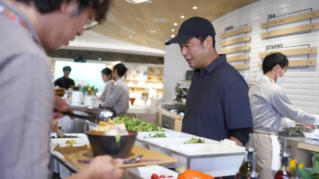 農家の方が自分の作物をふるまう様子